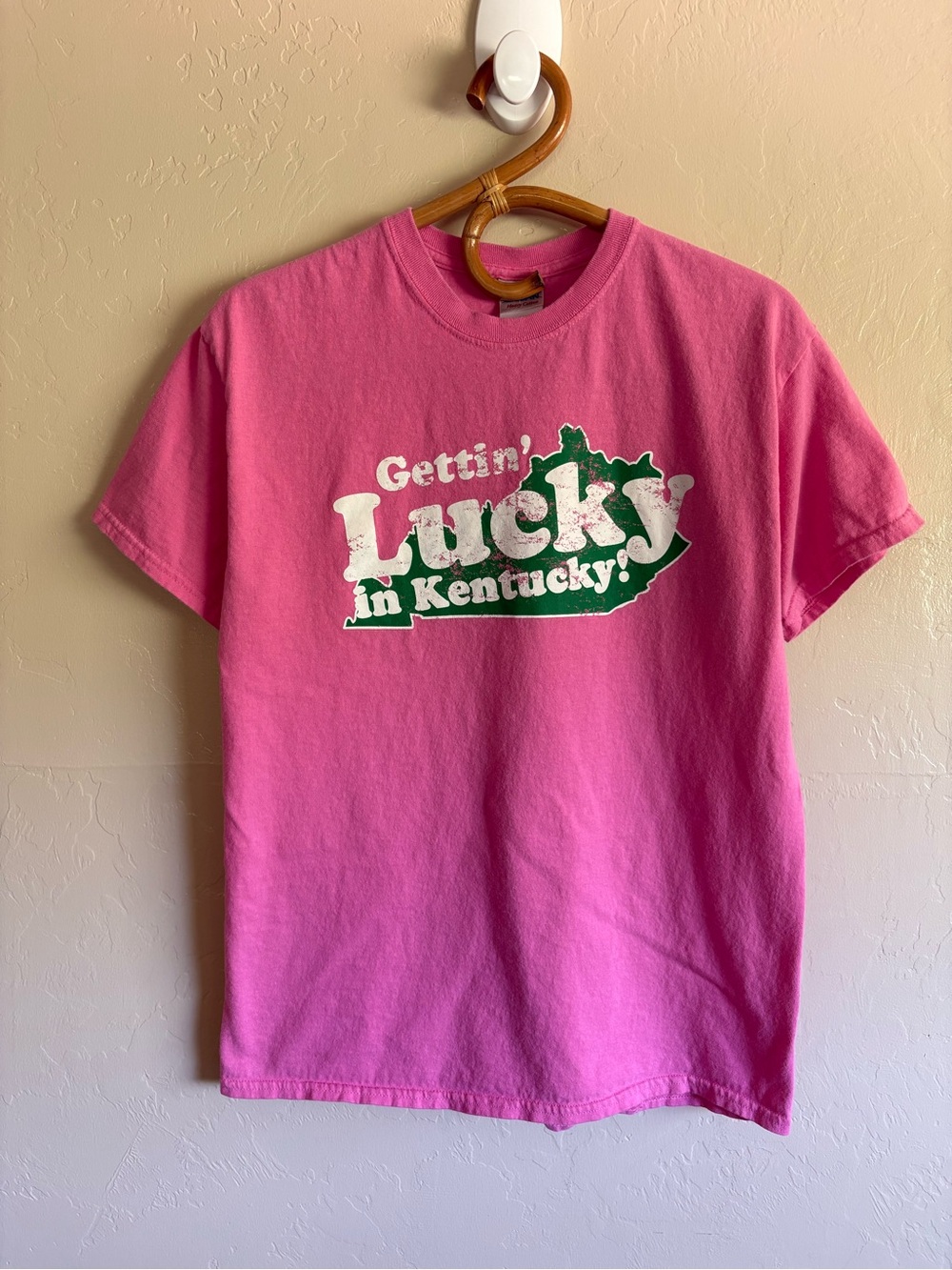 Gettin’ Lucky In Kentucky Pink Green Graphic Tee Short Sleeve T-Shirt Medium